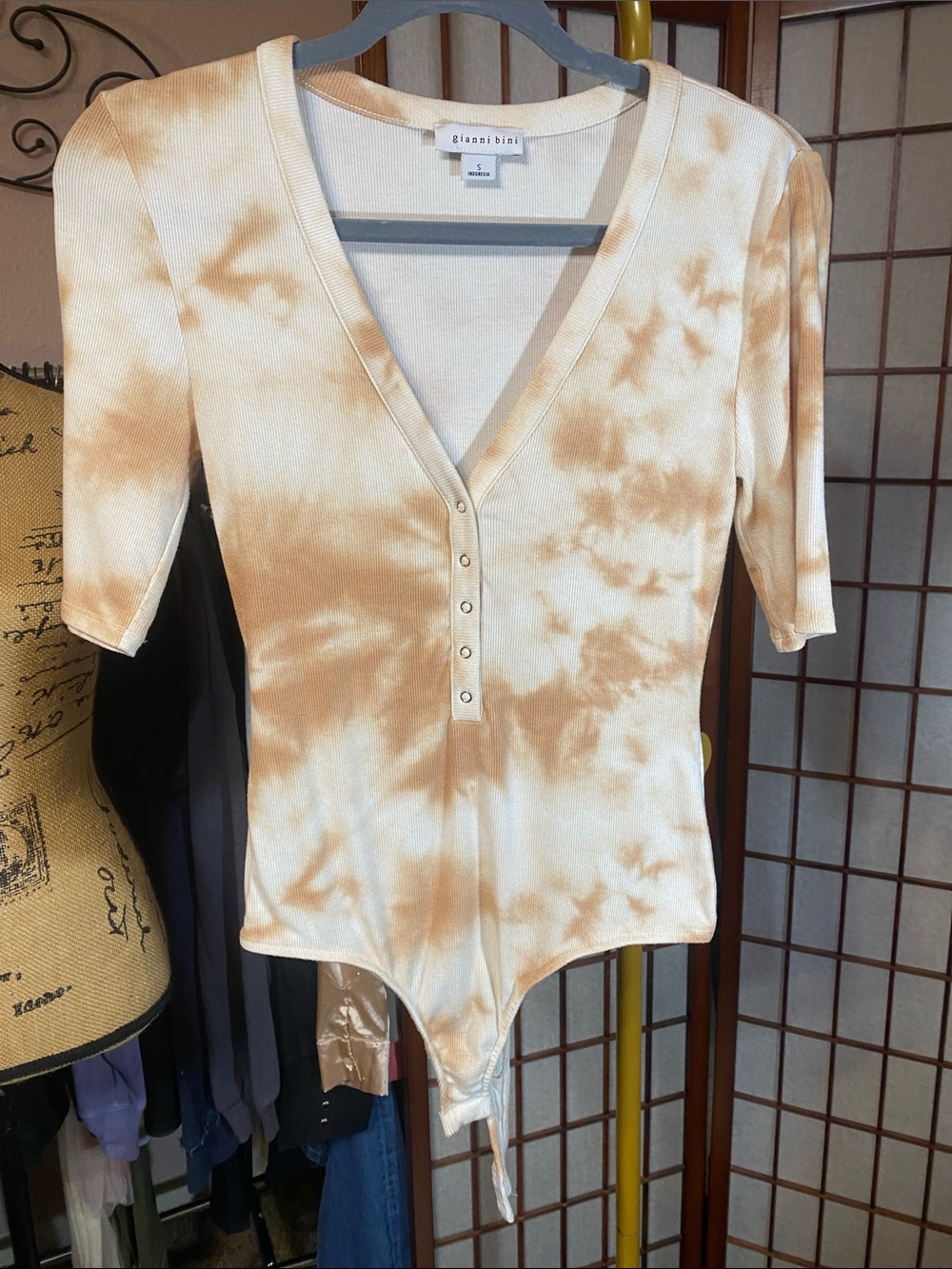 Gianni Bini Tan and White Tie-Dye Ribbed Snap-Front Bodysuit